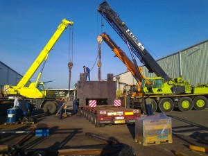 JOST Veszprém 70 tonnás présgép kitelepítése csarnokból, és trailerre daruzása