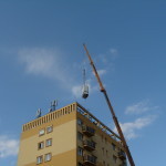Ajka 8 emeletes tetejéről elektromos berendezések ledaruzása
